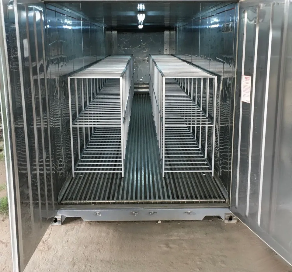 Interior de un contenedor Reefer refrigerado