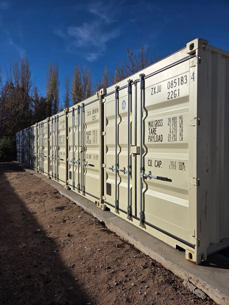 Pila de contenedores Dry 20 pies One Trip en el depósito — disponibilidad inmediata